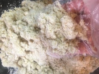 step4: 將所加材料搞混，但要保持沙粒狀態！
所以我覺得最方便係戴住手套整！