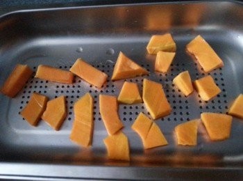 step1: 南瓜洗淨切細件,蒸15分鐘待用