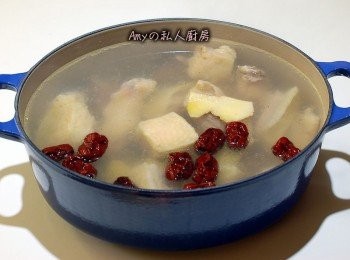 step2: 準備一個大鍋放入所有材料(枸杞除外),煮滾後蓋上鍋蓋燉煮30分鐘