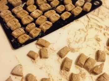 step2: 將麵團搓成長條狀，切成一小小塊，用叉子在上壓出刮痕，煮滾水後丟入麵疙瘩，煮約2-3分鐘浮起來即可撈起