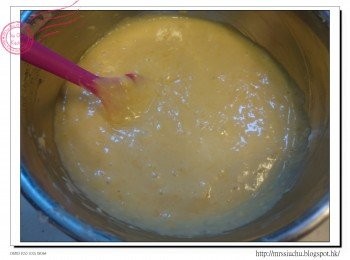 step7: 分次加入(1)的粉類, 用膠括拌勻。