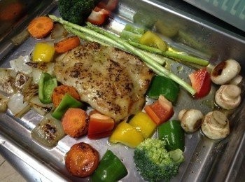 step3: 然後把剩下的蔬菜一起放入烤盤，再淋上一點橄欖油跟香料