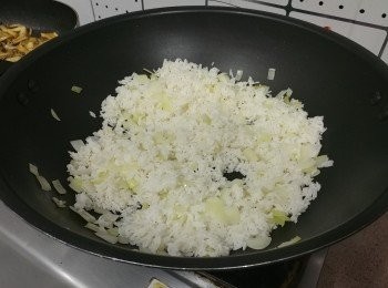 step3: 下隔夜冷飯然後用鑊鏟弄散後轉為大火翻炒至粒粒分明