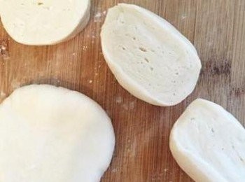 step5: 餡餅做法：
step1: 溫水麵糰搓成長條，平均切份，撒些麵粉防止黏，用桿麵棍桿成手掌大少的圓形麵皮，