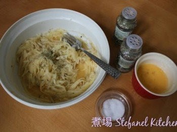 step2: 加入調味料及2湯匙蛋汁拌和薯絲