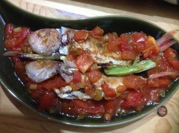 step1: 先將紅衫魚仔洗浄掛乾水半在肚內及魚身表面略醃塩及胡椒粉備用