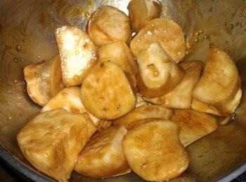 step3: 將杏鮑菇用<span class="group_2">醃料</span>稍微抓一下，再沾裹一層地瓜粉