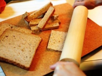 step2: 用麵粉棍將4片麵包壓平。