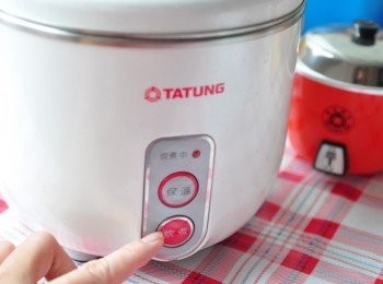 step4: 放入電鍋，外鍋以200cc水燉煮