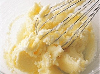 step3: 把軟化的奶油用打蛋器攪拌成乳霜狀，然後將砂糖分3∼4次，逐次少量地加入，充分拌入空氣，攪打成蓬鬆泛白的狀態。