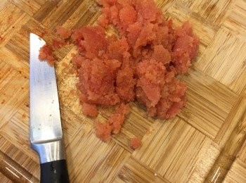 step5: 用刀背挖取出明太子。用一小匙清酒，和一小匙味醂，混合明太子，去除腥味。