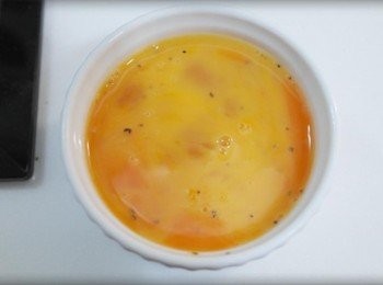 step2: 2顆蛋打散加少許鹽及黑胡椒混和均勻!!!