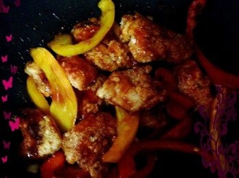 step10: 把炸好的雞丁放入鍋中,再把糖醋醬倒入跟彩椒一起翻拌均勻,讓每個<span class="group_1">食材</span>都吃得到糖醋醬.