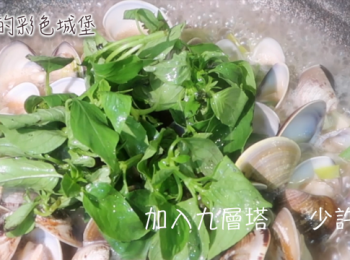 step4: 開鍋，加入蠔油、米酒和九層塔翻炒拌勻。