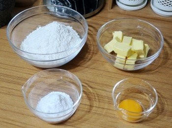 step1: 先準備好塔皮所需材料，如照
低筋麵粉和糖粉拌勻後先過篩，無鹽奶油切小塊備用