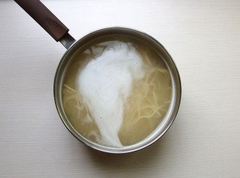 step3: 準備一鍋熱水下麵條，約八分熟起鍋。