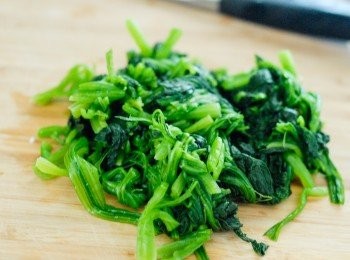 step2: 然後用冷水沖洗，用手擠乾水份，用刀切數下