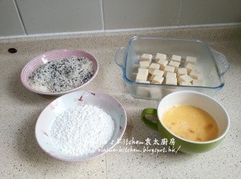step7: 黑芝麻與麵包糠拌勻 , 雞蛋打成蛋液