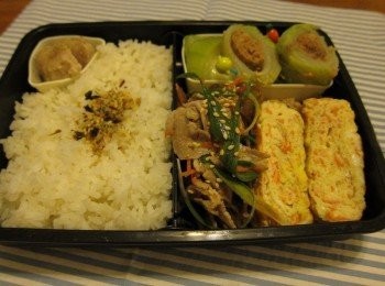 step4: 便當裡加入玉子燒，好看又好吃優