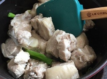 step3: 中火加入排骨炒香至金黃色