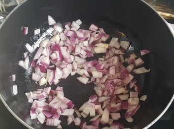 step2: 燒熱鍋，下少許油將紫洋蔥炒至軟。