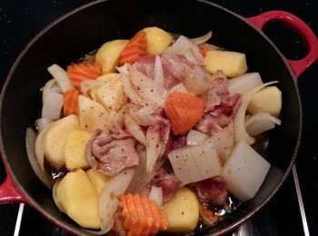 step2: 加入馬鈴薯和紅蘿蔔,將汆燙過的蒟蒻也下鍋做拌炒,在鍋緣邊淋入清酒(或米酒)嗆出酒香,倒入味醂,柴魚醬油及高湯煮滾...