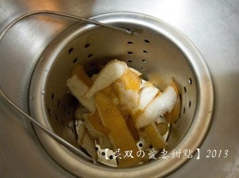 step3: 將果皮先放在燉鍋裡