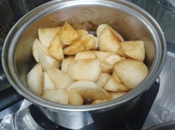 step2: 熱鑊下油，下蒜蓉炒數下，下白蘿蔔及所有調味料，再加約半碗水拌勻。用中火煮沸後轉小火炆約20分鐘