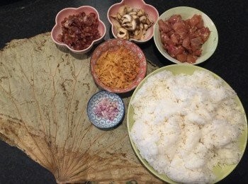 step1: 1. 前一日，先將瑤柱、蝦米同冬菇浸水