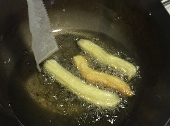 step5: 熱油鍋至170-180度之間
可用木筷子插入油鍋中判斷
若筷子邊緣冒泡泡就表示油溫差不多了
 
將麵糊連烘焙紙一起下鍋炸
下鍋大約2-3秒後
烘焙紙與麵糊就能輕鬆分離了
 
炸到兩面金黃色
(時間不一定，約2-3分鐘)
就可以起鍋囉！