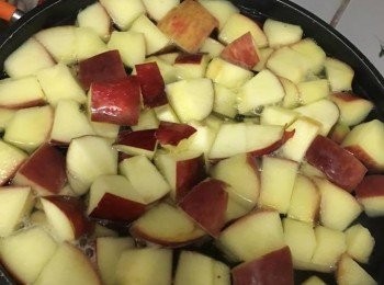 step5: 將3L水燒滾,加入蘋果粒、蜜棗及無花果乾，用大火煮至水沸,轉小火煮40分鐘，再加入菊花煮15分鐘，關火