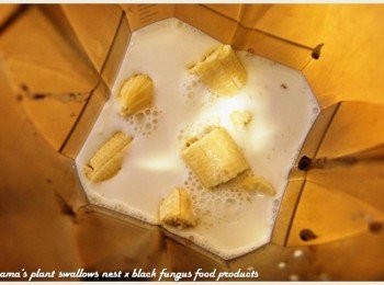 step4: 依照黑木耳米布丁與鮮奶1:1的比例，將鮮奶倒入果汁機。