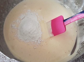 step2: 然後篩入鹽，麵粉及泡打粉，輕力拌勻。如蛋漿太稠身，可加少許牛奶