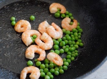 step5: <span class="group_3">白汁</span>： 燒熱鑊後下油，先炒鮮蝦，然後下青豆再炒一炒