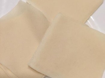 step1: 春卷皮1開4剪成小正方，