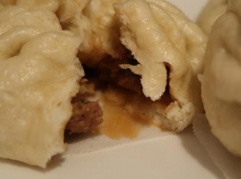 step10: 包子充滿湯汁，帶有麵香與肉香。