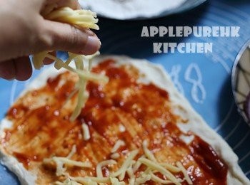 step5: 先塗上調味茄醬，再加入Mozzarella芝士,
再而放上三色椒及紫洋葱