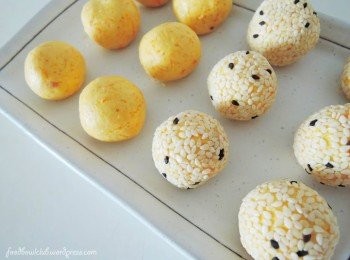 step4: 在盘了将黑白芝麻混合均匀再把所有的南瓜球均匀的沾上芝麻粒。