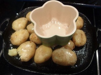 step6: 利用一個平面的容器,將馬鈴薯一一都壓成扁平狀。