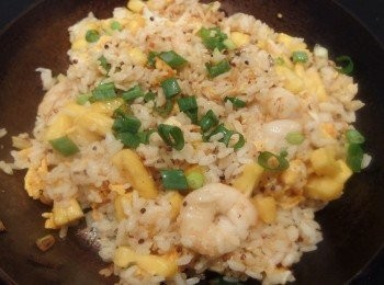 step7: 熄火前將醬油順著鍋緣倒入,嗆出醬油香氣快速翻炒,最後撒上蔥花即完成。