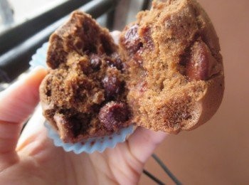 step8: 分兩次拌入牛奶及可可粉，目的為增加麵糊濕潤度，令可可粉易於攪拌，焗後蛋糕質地鬆軟不硬實。
宜選用烘焙專用可可粉，令鬆餅富濃郁朱古力香，焗後色澤深而亮澤。