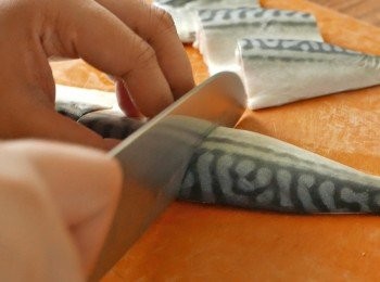 step1: 把鯖魚洗淨印乾後，每塊切成3份。