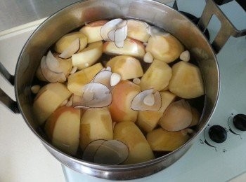 step2: 先用鹽水浸生果,清洗後再將每一個生果去心留皮切件。