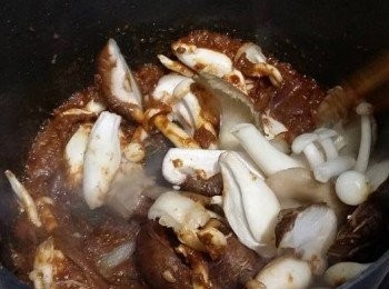 step2: 落洋蔥，落醬料包，加1000毫升水，煮好湯底。

將所有配料全部分別煮到熟透，
將蛋，蔬菜，豆腐卜等用水灼熟。