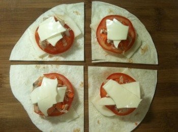 step3: 再舖上用手撥碎的低脂起士片（這樣子有雙重奶香，口感更豐富）。