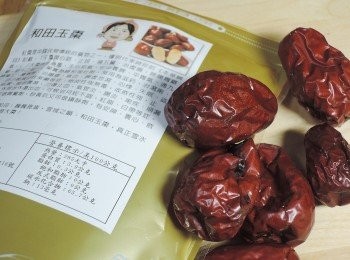 step2: 朋友寄來的超大新疆紅棗~~又大又甜美~~~