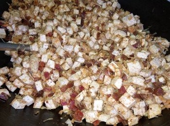 step5: 把鑊清潔乾淨後，再把鑊燒紅下油，待油再次燒紅後下芋頭粒兜炒，當芋頭粒炒熱後下半包至1包五香粉炒香。如不喜歡芋頭粒太硬，可加2-3湯匙水把芋頭粒稍稍煮軟。然後下炒好的臘腸粒、膶腸粒、蝦米粒和元貝絲拌勻後熄火。