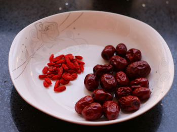 step1: 枸杞洗淨，紅棗洗淨泡水15分鐘
