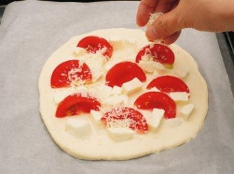 step8: 撒上帕馬森乾酪，以畫圈方式淋上橄欖油