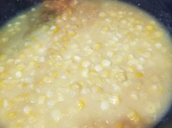 step4: 做粟米羹：同一鑊，放鮮粟米略炒，加入粟米羹，糖及雞湯。加入半隻蛋拌勻，再加適量生粉芡就得晒喇。